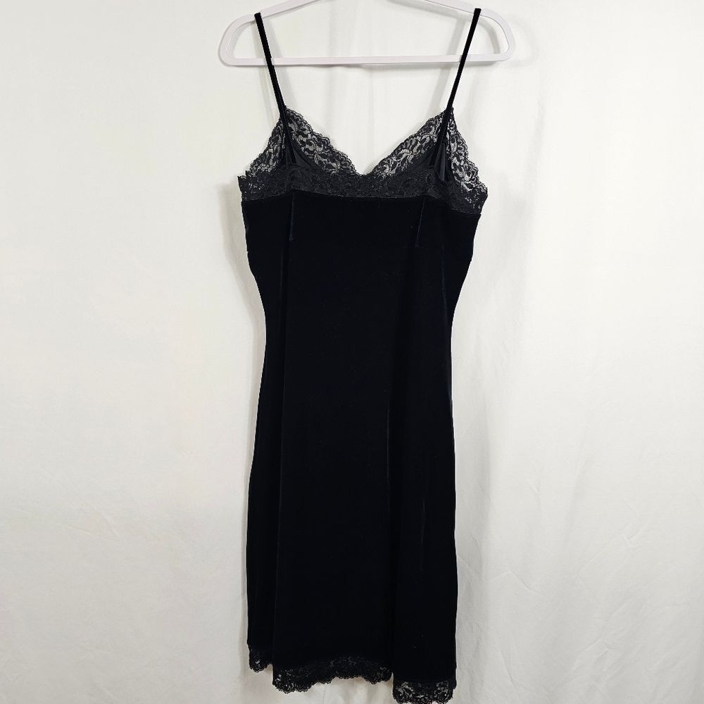 Elegant Black Velvet Lace Trim Dress - Picture 7 of 7